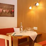 贝姆内豪萨酒店 3*